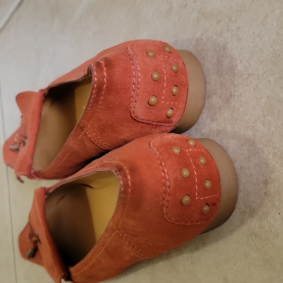 TOD'S pointed toe flat. Orange leather flat gently worn. Size 8. - Picture 9 of 10